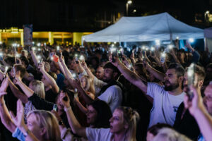 Das Stadtfest in Wiesloch zieht jährlich viele Besucher an, mit großer Bühne direkt vor dem Palatin Kultureingang, begeisterte Besucher