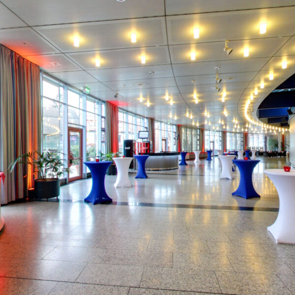 palatin-wiesloch-grosses-foyer-stehtische